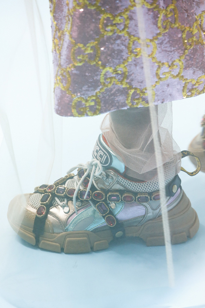 Show mới của Gucci dị quên lối về: Người mẫu ôm... thủ cấp để catwalk, kẻ lại vác nguyên con rồng